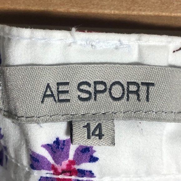 Womens White and Floral Pants. Waist 39” x Inseam 32”(14). - Picture 6 of 7